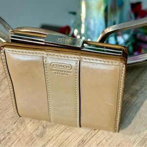 Tan coach wallet GUC vintage